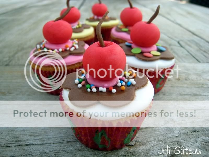 http://i996.photobucket.com/albums/af84/Liens28/Cupcakes/IMG_1761.jpg