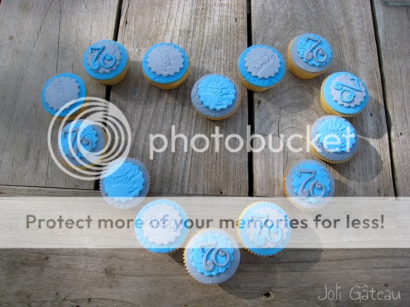 http://i996.photobucket.com/albums/af84/Liens28/Cupcakes/IMG_2176.jpg