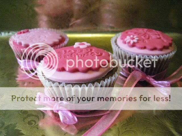 http://i996.photobucket.com/albums/af84/Liens28/Cupcakes/IMG_3110.jpg