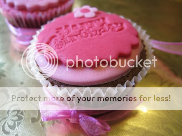 http://i996.photobucket.com/albums/af84/Liens28/Cupcakes/IMG_3118.jpg