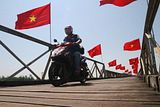 http://i996.photobucket.com/albums/af89/giang92-d/Tap%20tanh%20chup%20anh/Yamaha%20Fotour%202012/th_CauHienLuong.jpg